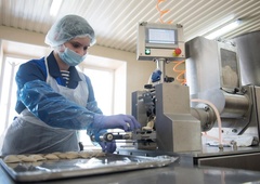 Zoper podjetji, ki sta obtoženi izkoriščanja delavcev, vložena kazenska ovadba