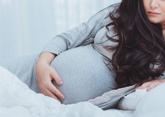 Nosečo znano Slovenko napadli, ker je razkrila to podrobnost. So šli komentatorji čez mejo?