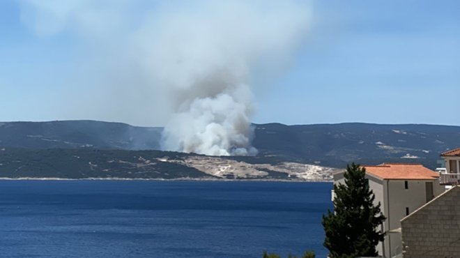 Na Hrvaškem zagorelo, ognjeni zublji so se približali hišam (foto: Twitter/Peterica Rus)