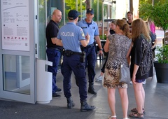 Prebivalci prestrašeni: znova 3 grožnje o bombah v trgovskih središčih