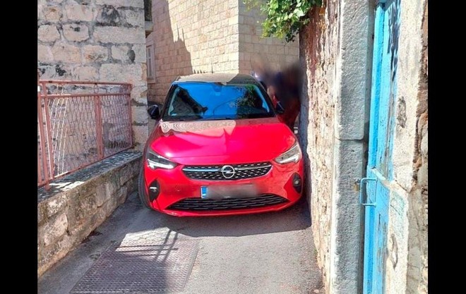 "Ulica žrtev GPS-ja": turist se je z avtom zataknil v ozki ulici (in postal HIT na družbenih omrežjih) (foto: FB Dnevna doza prosječnog Dalmatinca)