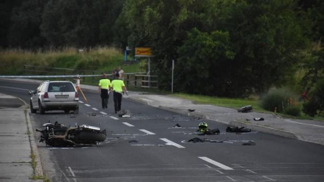Hujša prometna nesreča: motorist zavil na nasprotni pas in trčil v avtomobil, njegovo kolo poškodovalo še kolesarja (foto: Mariborinfo)