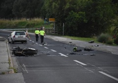 Hujša prometna nesreča: motorist zavil na nasprotni pas in trčil v avtomobil, njegovo kolo poškodovalo še kolesarja