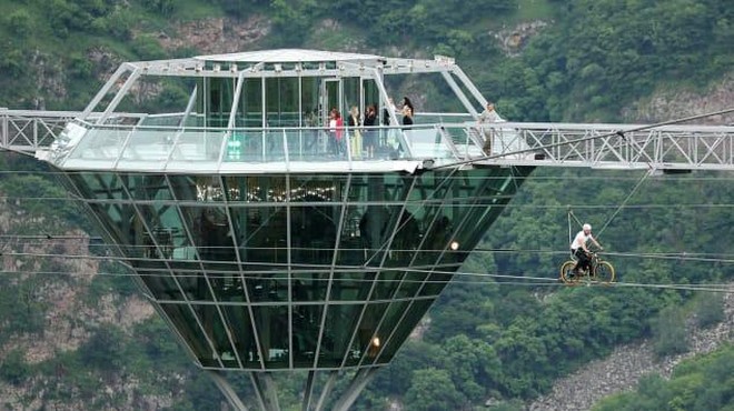 Kava z razgledom? Privoščite si jo lahko 280 metrov nad tlemi! (foto: Irakli Gedenidze/Reuters)