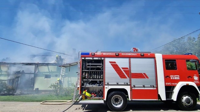 FOTO: Zagorelo je na gospodarskem poslopju in zajelo del stanovanjske hiše. Požar povzročil za 30.000 evrov škode (foto: PGD Radgona)