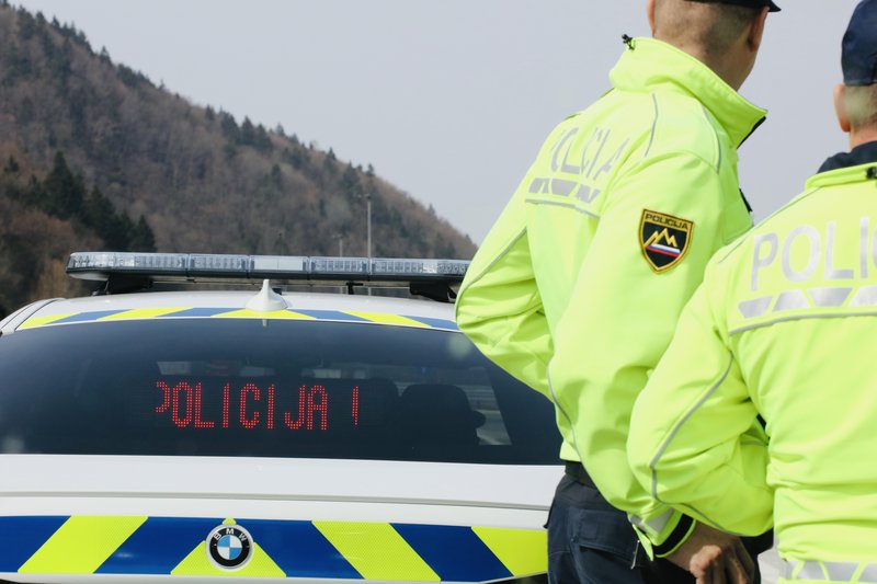 Policisti pozivajo voznike, naj za volan ne sedejo pod vplivom alkohola in spoštujejo prometne predpise.