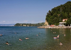 V Fiesi iz vode povlekli moškega, ki je na kraju dogodka umrl