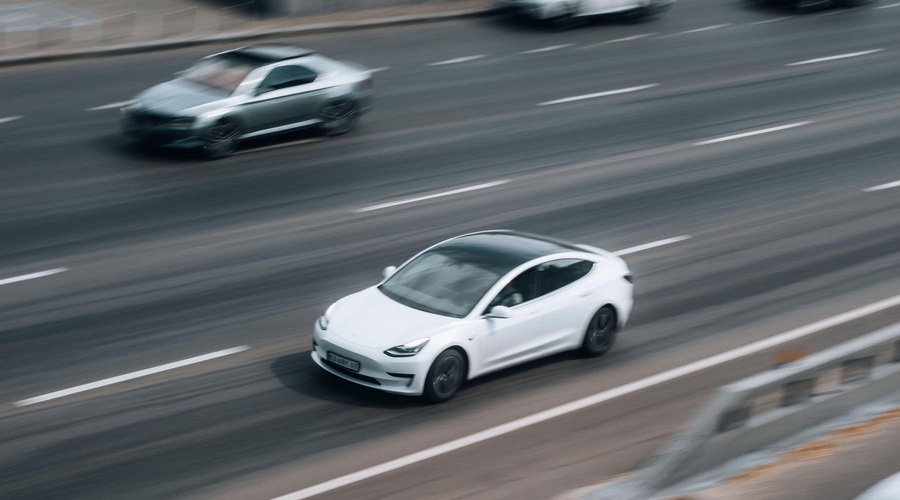Zloglasni avtomobil tesla trčil v prometno signalizacijo in zagorel (foto: Profimedia)
