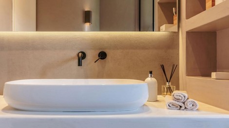 Zakaj ne smete več piti vode iz hotelske pipe?