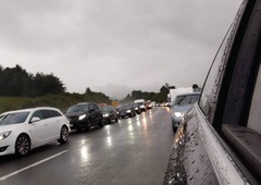 Se spomnite gasilca, ki je tekel po avtocesti in ustvarjal reševalni pas? Poglejte posnetek!