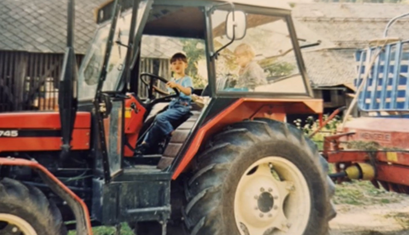 Mali Luka je najraje sedel na traktorju.