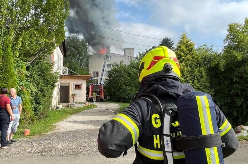 Močan požar v Mariboru! Dim je viden več kilometrov daleč (foto: Maribor24)
