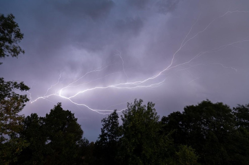 Znova izdan oranžni alarm! Preverite, kje je možnost toče najvišja (foto: Profimedia)
