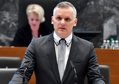 Vsa Slovenija varčuje, okoljski minister pa si je omislil najem luksuznega mercedesa, ki bo državo stal 44.000 evrov