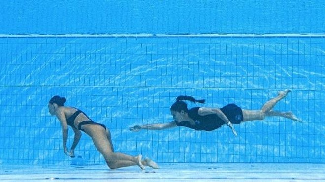 FOTO: Ameriška sinhrona plavalka pod vodo omedlela (foto: Oli Scarf /AFP)