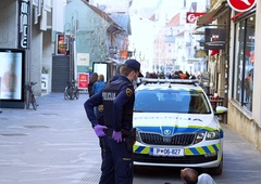 Groza za prodajalko: roparja sta ji grozila s pištolo in oropala blagajno