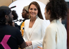 FOTO: Nenavadno! Zakaj je bila Kate Middleton za kamero in ne pred njo?