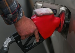 Bo vlada danes res znižala cene goriva?