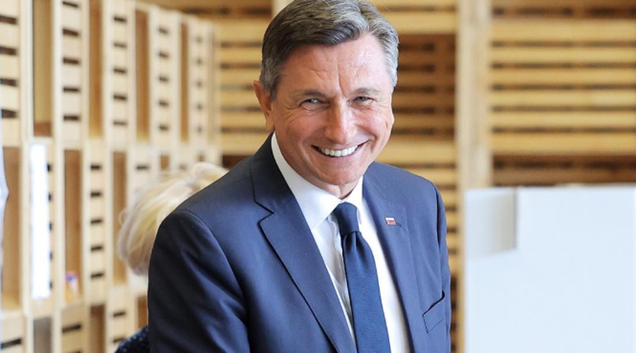 Predsednik nam je lahko vsem za VZOR: takole se hladi v avtu ob največji vročini! (foto: Instagram/Borut Pahor)