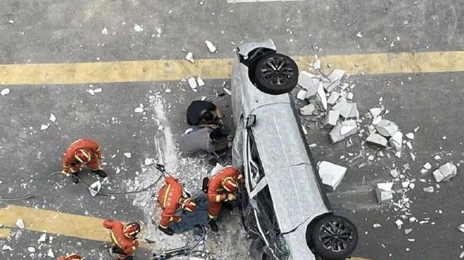 Električno vozilo padlo s tretjega nadstropja: umrli dve osebi (foto: Twitter/PIng west)