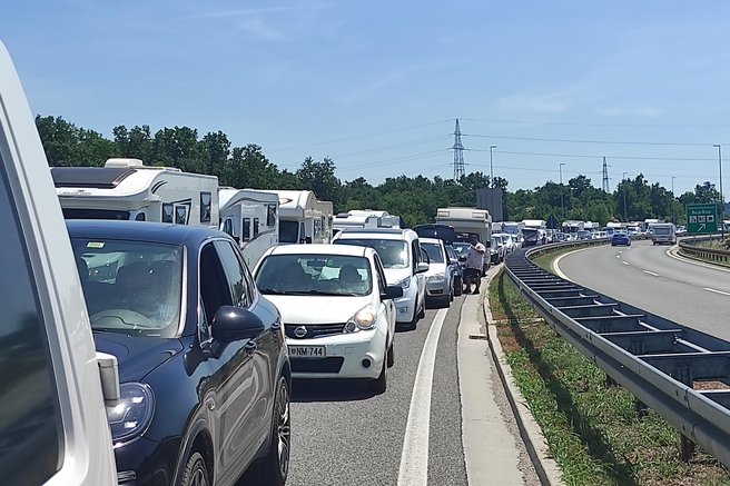 Dolge kolone, hude zamude in nesreče, kmalu pa stopa v veljavo še stroga prepoved