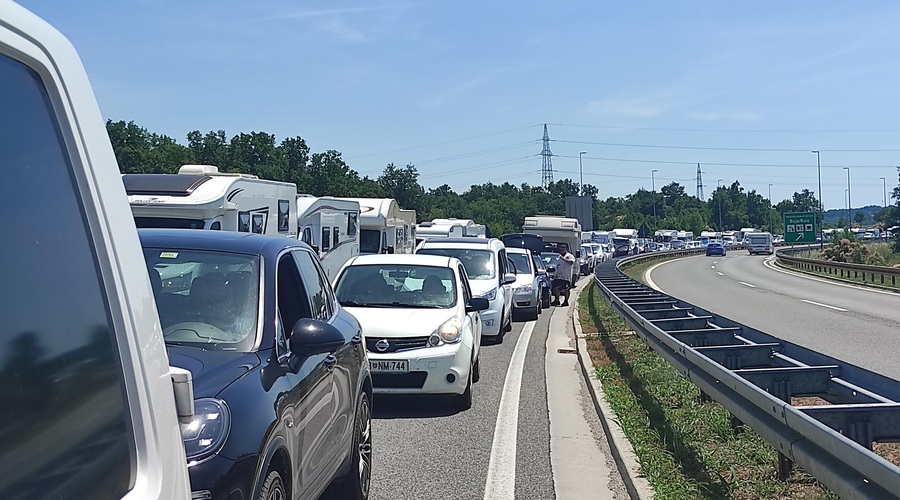Pozor! Na slovenskih cestah bo znova gneča, kje bo najhuje? (foto: Bobo)