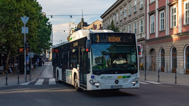 Po Ljubljani s 24-metrskim avtobusom? Na njem bi lahko potovalo tudi 200 potnikov (foto: Profimedia)