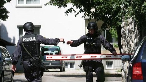 34-letni moški doma hranil več avtomatskih pušk in drugih strelnih sredstev