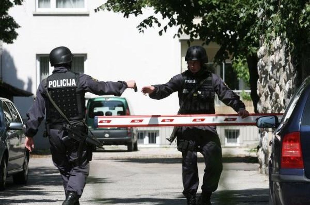 34-letni moški doma hranil več avtomatskih pušk in drugih strelnih sredstev (foto: Luka Cjuha)