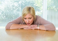 Vse več drznih tatvin! Starejše zamotijo in jih okradejo