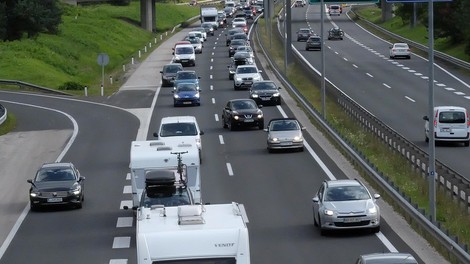 Kolone dopustnikov so zasedle ceste proti morju, prišlo je tudi do prometne nesreče