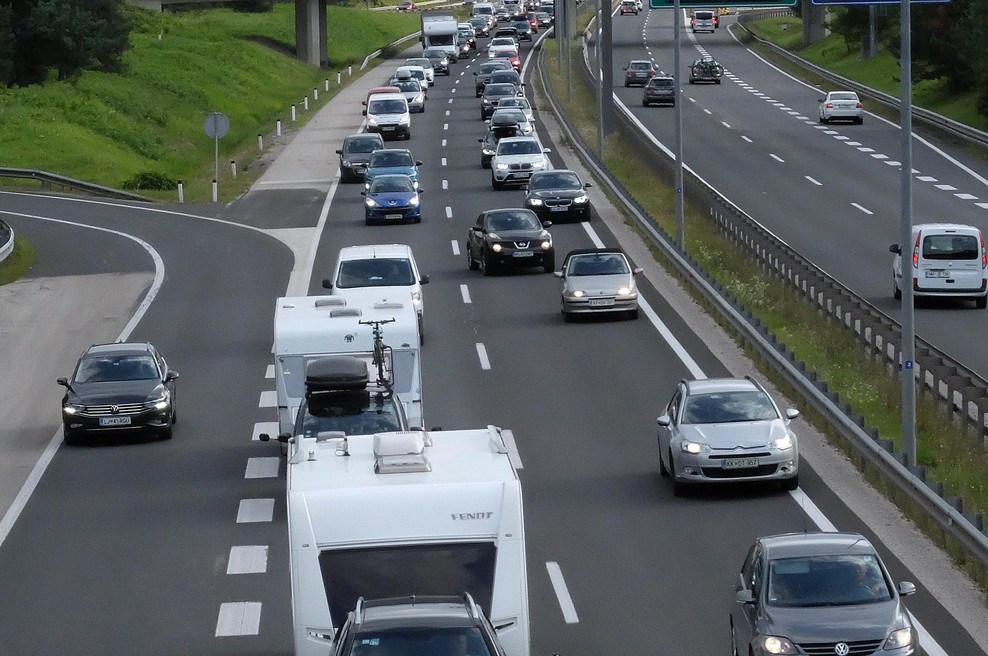 Kolone dopustnikov so zasedle ceste proti morju, prišlo je tudi do prometne nesreče (foto: Bobo)