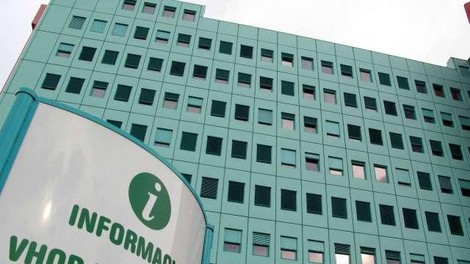 Slovenska bolnišnica zaradi porasta virusnih okužb prepovedala obiske na več oddelkih (preverite, kje)