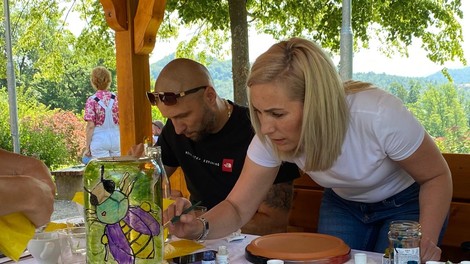 K lepim panjem sodijo lepi napajalniki za vodo za čebele