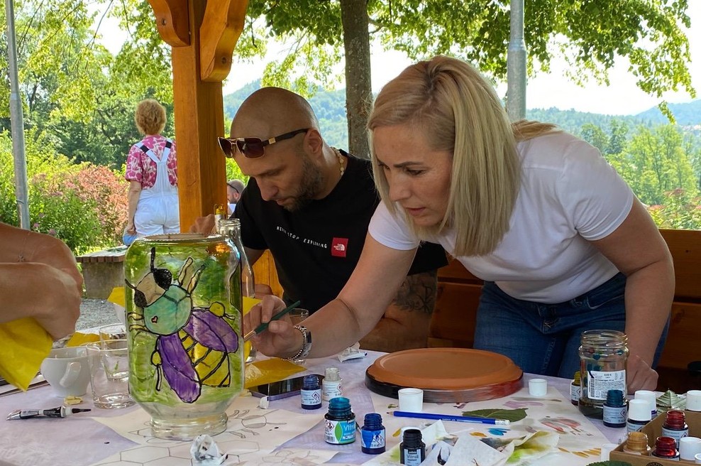 K lepim panjem sodijo lepi napajalniki za vodo za čebele (foto: Pernod Ricard)