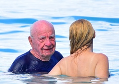 91-letni milijarder se ločuje od 25 let mlajše supermanekenke