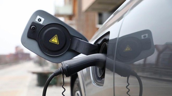 Sintetično gorivo: poskus pred popolno elektrifikacijo vozil ali naša nova realnost? (foto: Profimedia)
