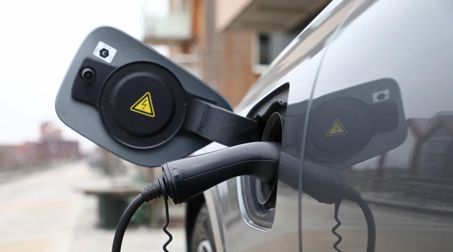 Sintetično gorivo: poskus pred popolno elektrifikacijo vozil ali naša nova realnost? (foto: Profimedia)