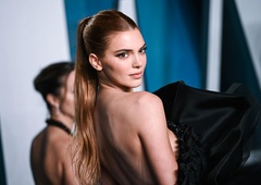 Kendall Jenner odvrgla oblačila in objavila fotografijo, na kateri je popolnoma gola