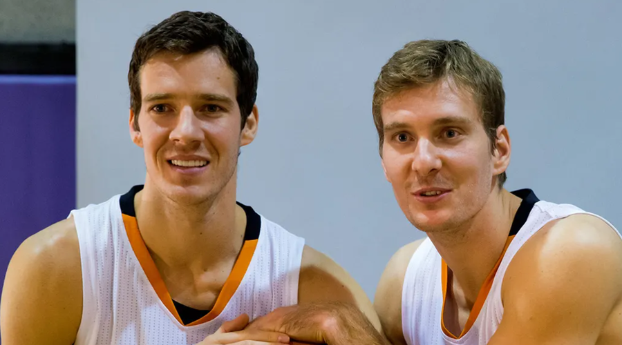 Goran in Zoran Dragić: "Vedno bosta brata iz enosobnega stanovanja." (foto: Košarka.si)