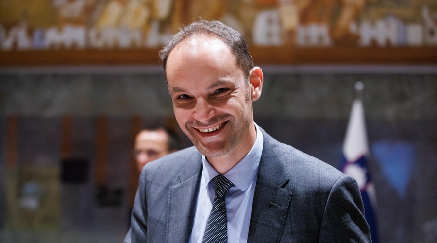 Anže Logar, kot ga nismo vajeni: "Več časa bi moral preživeti s hčerkama." (foto: Bobo)