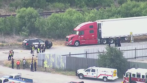 Grozljiva tragedija: slišal krike na pomoč, nato pa v tovornjaku našel 46 trupel
