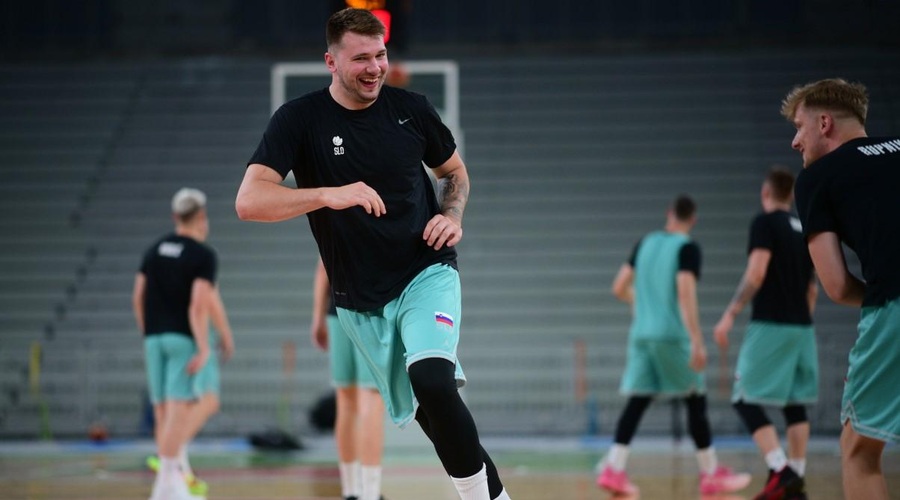 Novi dresi košarkarske reprezentance naprodaj: kje ga lahko dobite in koliko boste odšteli zanj? (foto: Twitter/KZS)