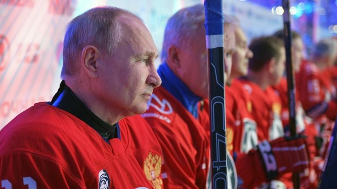 Putin prekinil telefonski pogovor z Macronom in raje igral hokej (foto: Profimedia)