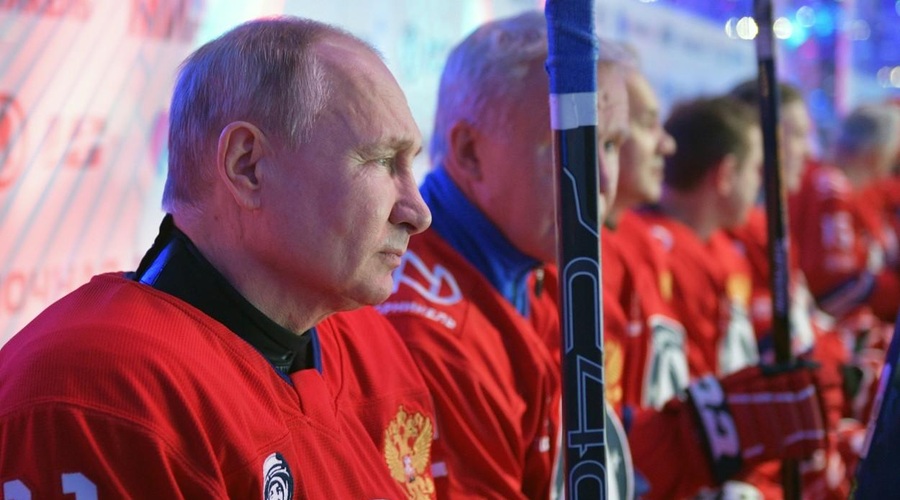 Putin prekinil telefonski pogovor z Macronom in raje igral hokej (foto: Profimedia)
