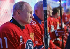 Putin prekinil telefonski pogovor z Macronom in raje igral hokej