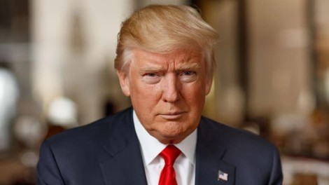 Donald Trump pred hudimi sodnimi obtožbami: tajnega agenta je grabil za vrat