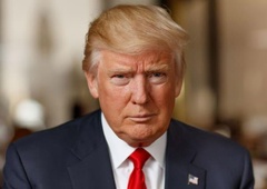 Donald Trump pred hudimi sodnimi obtožbami: tajnega agenta je grabil za vrat