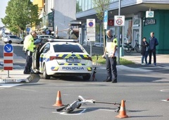 V nesreči huje poškodovan voznik električnega skiroja