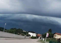 Pripravite se: prihajajo hude nevihte in toča!